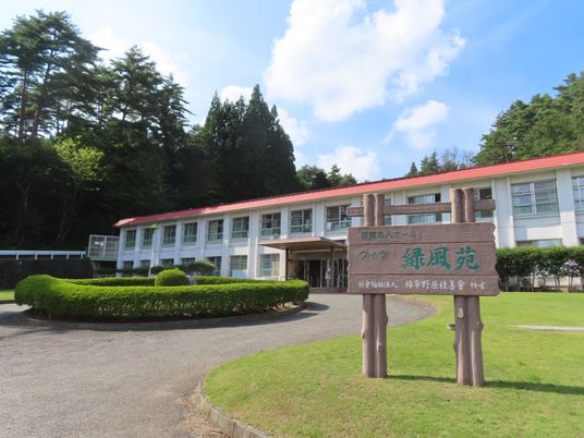 木々に囲まれた建物外観