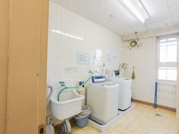 洗濯機能備えた清潔感のある空間