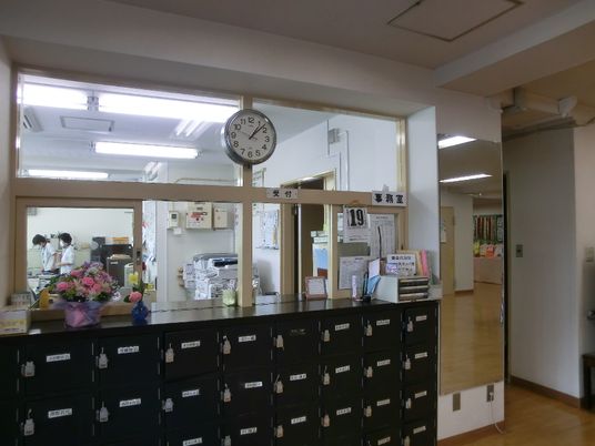 スタッフが働く事務所風景
