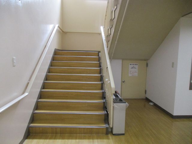 清潔感ある施設の階段 廊下 清掃が行き届いた階段で、利用者の安全を守る重要な環境です。お仕事を通じて支援を提供しましょう。