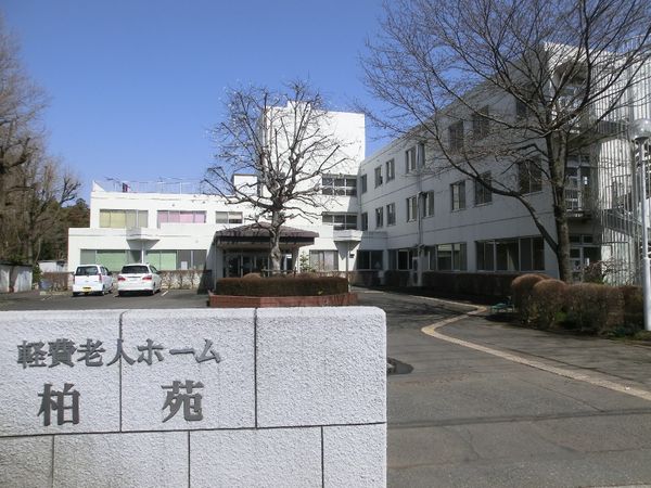 白と緑の建物エントランス