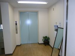 綺麗なエレベーター前