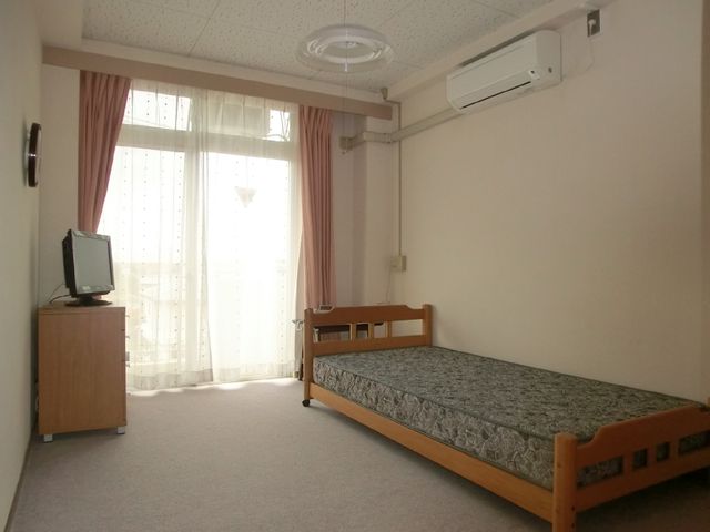 整った個室居室 居室 キレイに整えられた居室のお手入れ等、入居者様のサポートを行うお仕事です。