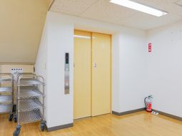 イエローエレベーターの廊下