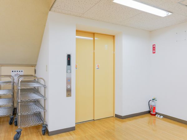 イエローエレベーターの廊下