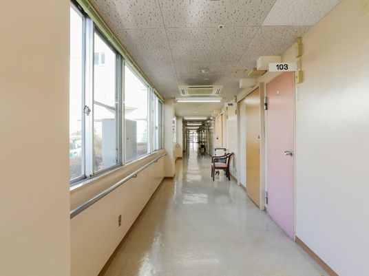 ゆとりある広い廊下の職場