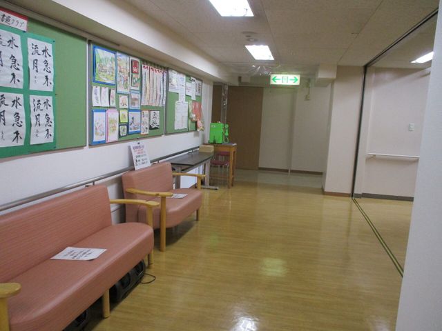 きれいな廊下と掲示物 廊下 清潔感溢れる通路で、壁面の掲示物には日々の活動が映し出されています。