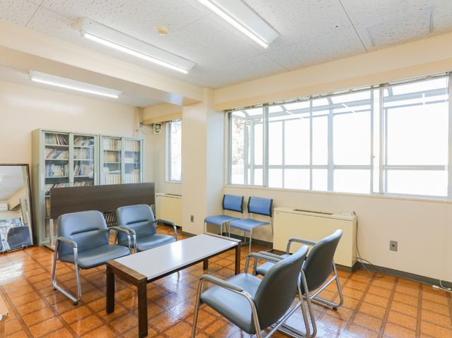 職員休息用の部屋 休憩室 快適な休憩室で、スタッフ同士のコミュニケーションも図りやすいです。