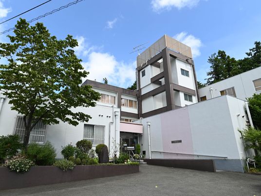 静かな環境の施設外観