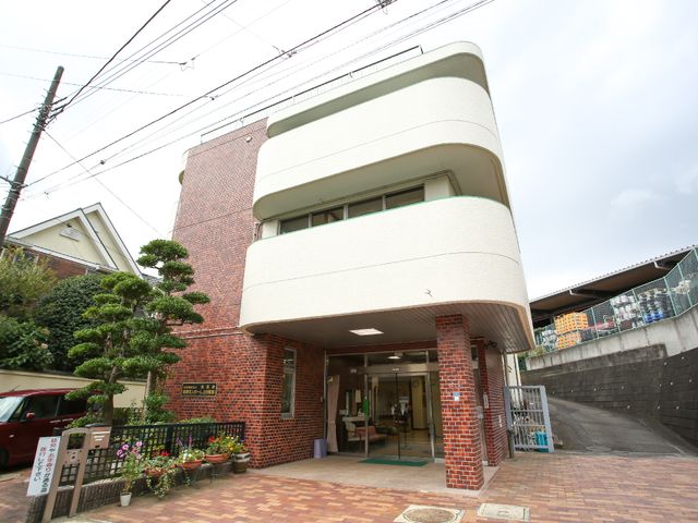 手入れされたエントランスの施設