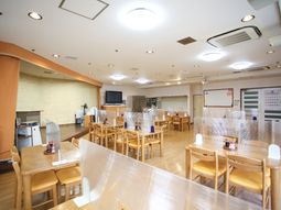 明るい食堂スペース