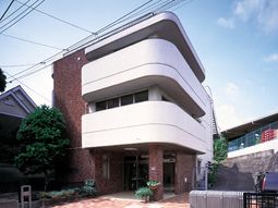 白い外壁の建物エントランス