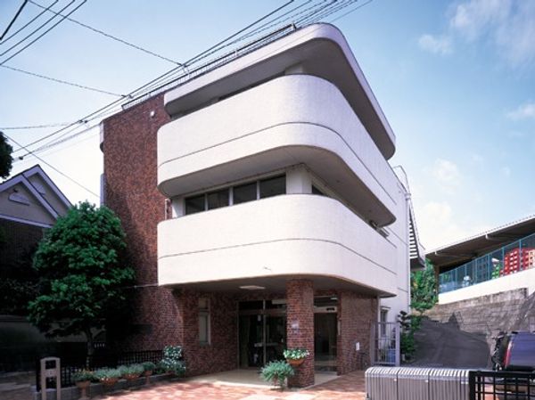 白い外壁の建物エントランス