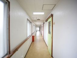廊下が明るく清潔感がある