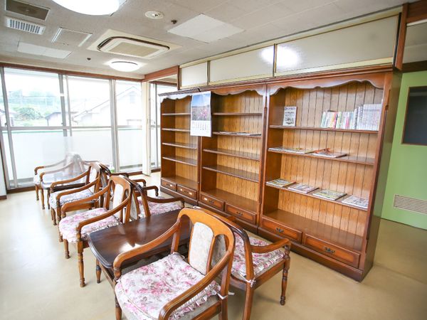 本棚とテーブルのある居室
