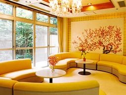 温かみのあるラウンジ風景