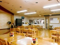 木製のテーブルと椅子の食堂