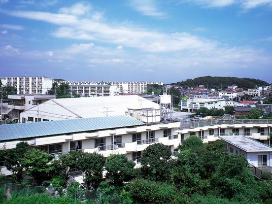 施設の外観と周辺の景色  