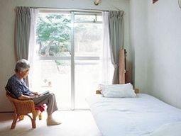 座って読書する人居室