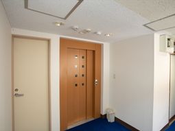 清潔なエレベーターホール