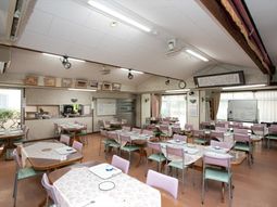 広々とした柄テーブルの食堂