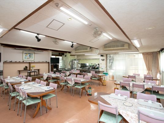 広々とした食堂の空間