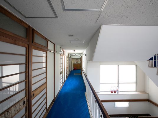 整った施設の廊下
