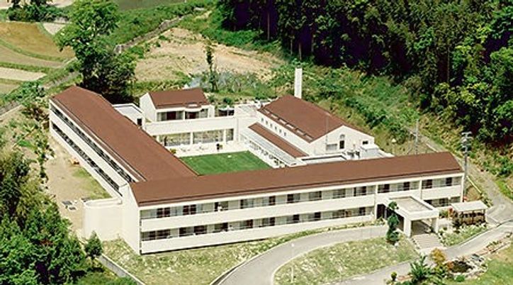 緑に囲まれた建物外観
