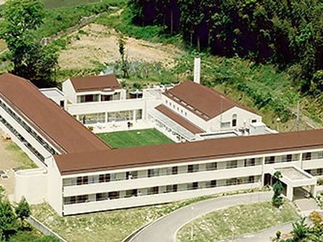 緑に囲まれた建物外観 外観 緑豊かな自然環境に囲まれた施設です。リラックスした雰囲気の中で働けます。