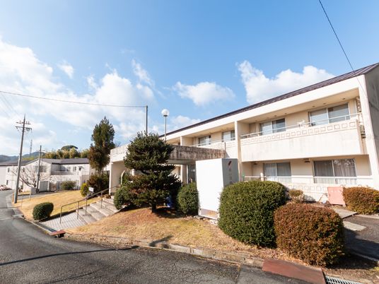 広い敷地の外観