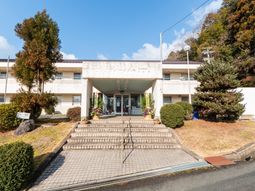 緑に囲まれた建物の外観