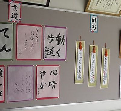 掲示物の壁