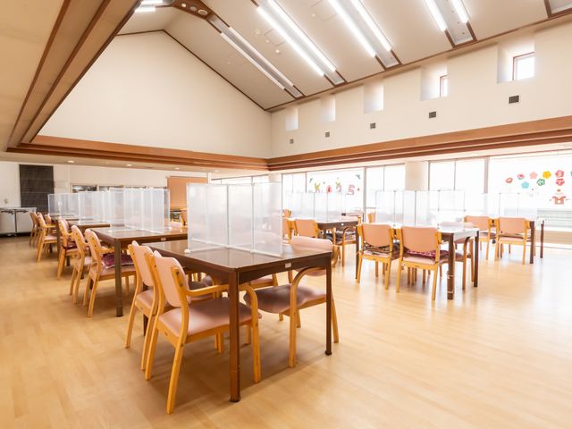 広々とした食堂 食堂 ゆったりとした明るい空間で、開放感があります。食事や交流の場として最適です。