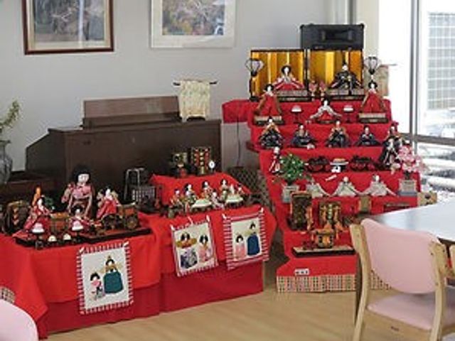 伝統的ひな祭り装飾がある室内 ラウンジ 伝統的なひな祭りの飾りが楽しめる、明るいラウンジです。飾りを囲むように談話スペースもあります。