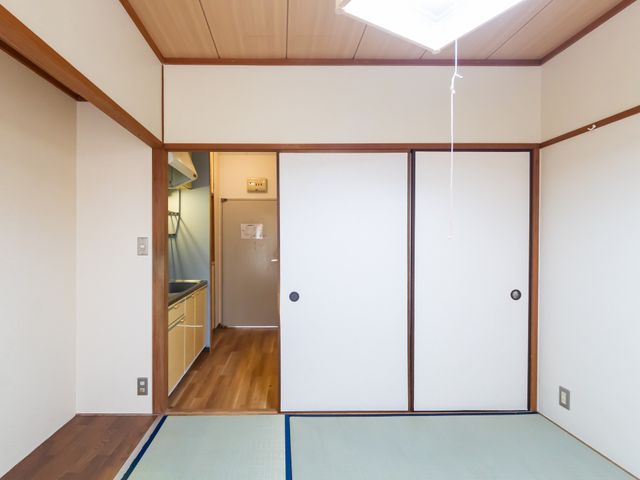 和室 和室 障子と畳が特徴の和室です。落ち着いた空間で、心地よい時間を過ごせます。