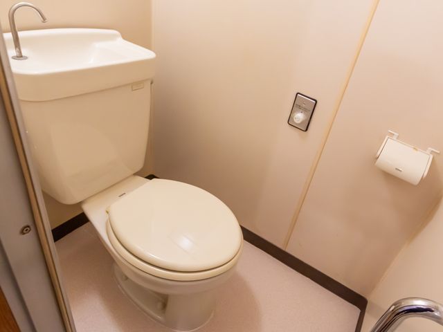 清潔なトイレ トイレ 清潔感が漂う空間で、快適に利用することができます。細部まで気が配られています。