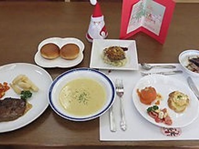 バラエティ豊かな食事 食堂 美味しそうな料理が並ぶテーブルです。日々の食事を楽しみながら、リラックスした時間を過ごせます。
