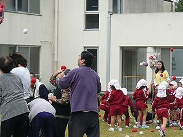 交流中の庭 庭 園児と高齢者が共に過ごす和やかな時間です。交流を通じて多世代が触れ合い、楽しいひとときを過ごしています。