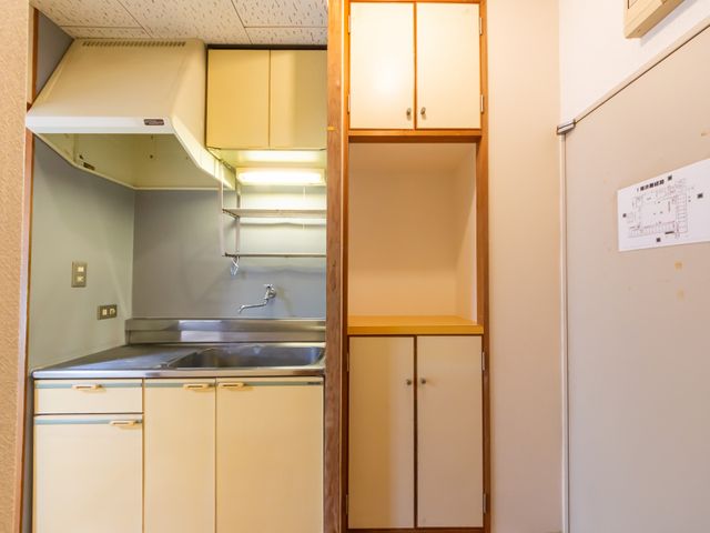 設備が整った調理空間 キッチン シンプルで機能的なキッチンです。必要な設備がコンパクトにまとまっており、使いやすさを重視しています。