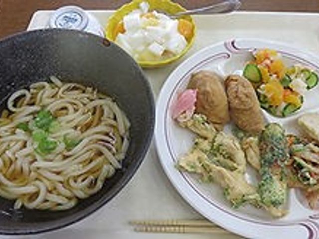 和食のランチセット 食堂 旬の食材を使った美味しいメニューが楽しめる食事セットです。家庭的な雰囲気が魅力です。