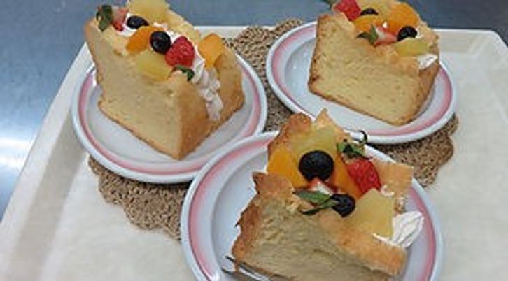 美味しそうなケーキが並ぶお皿