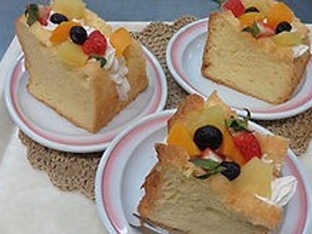 美味しそうなケーキが並ぶお皿 料理 彩り豊かなケーキが提供され、四季折々の味を楽しむことができます。施設の一角で癒しのひとときをどうぞ。