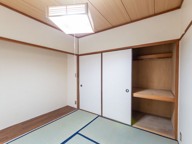 和風のくつろぎ空間 和室 自然素材が感じられる畳のある和室です。静かで落ち着いた環境で、心安らぐひとときを過ごせます。