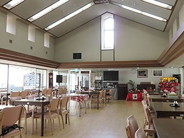 自然光が広がる食堂 食堂 陽光が降り注ぐ開放的な空間で、ゆったりとしたお食事の時間を楽しめます。