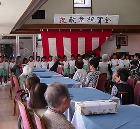 賑やかなイベントホール  
