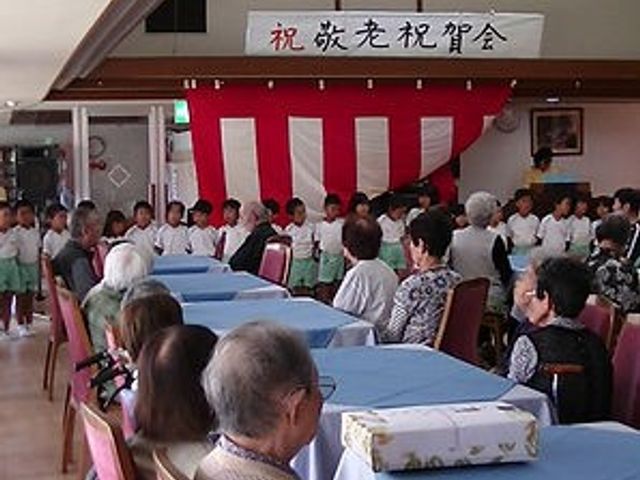 賑やかなイベントホール 多目的室   広々とした空間で、多くの人々が集まるイベントが行われています。温かい雰囲気が特徴です。