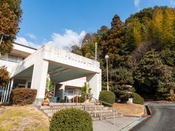 緑に囲まれた外観
