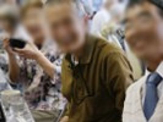 談笑する人々の様子