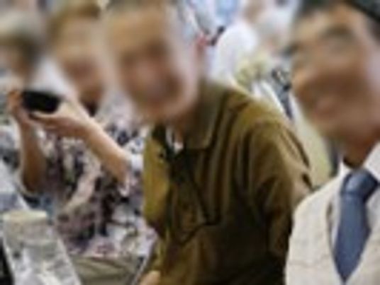 談笑する人々の様子