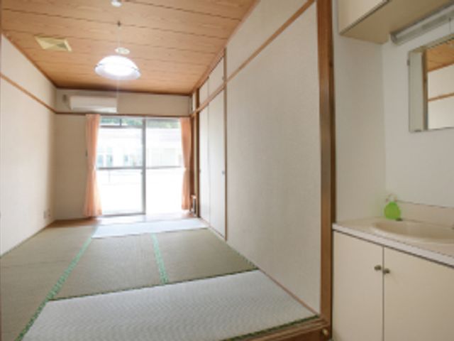居心地の良い和室 居室 ゆったりとした畳の部屋で、日当たりが良く明るい印象です。身の回りのお世話にも配慮された設計となっております。